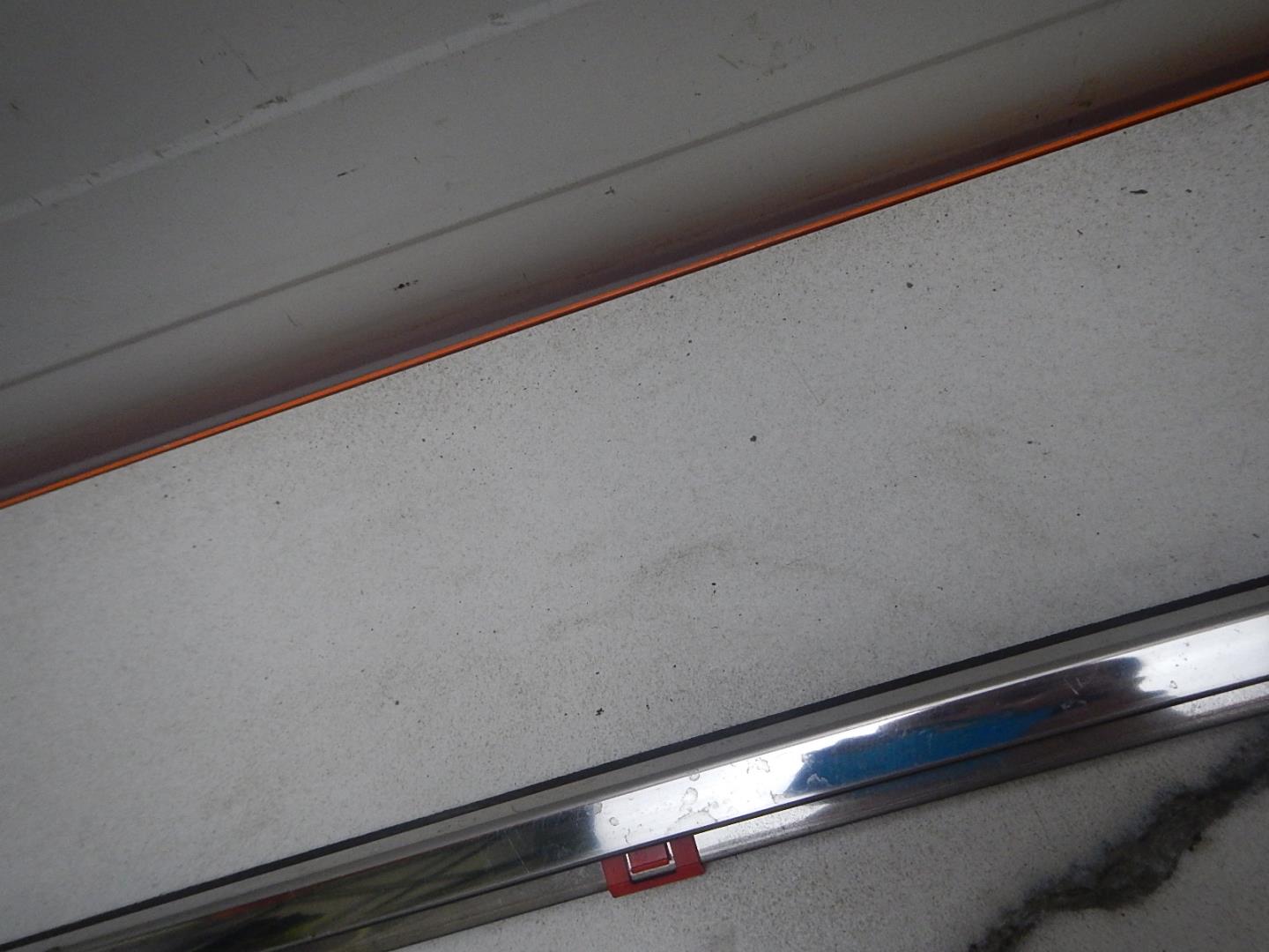 Накладка лобового стекла левая