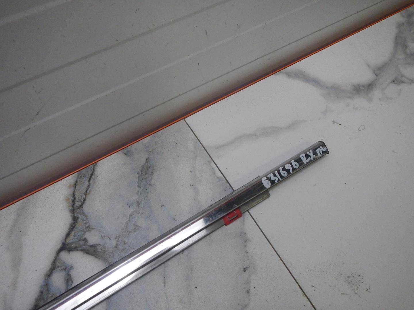 Накладка лобового стекла левая