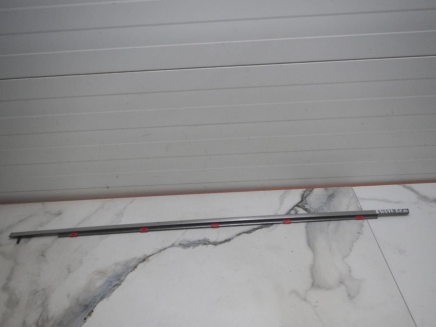 Накладка лобового стекла левая