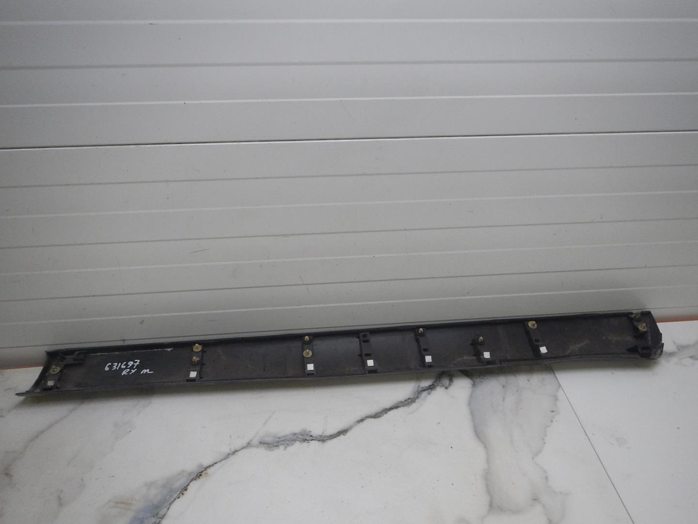 Молдинг передней левой двери