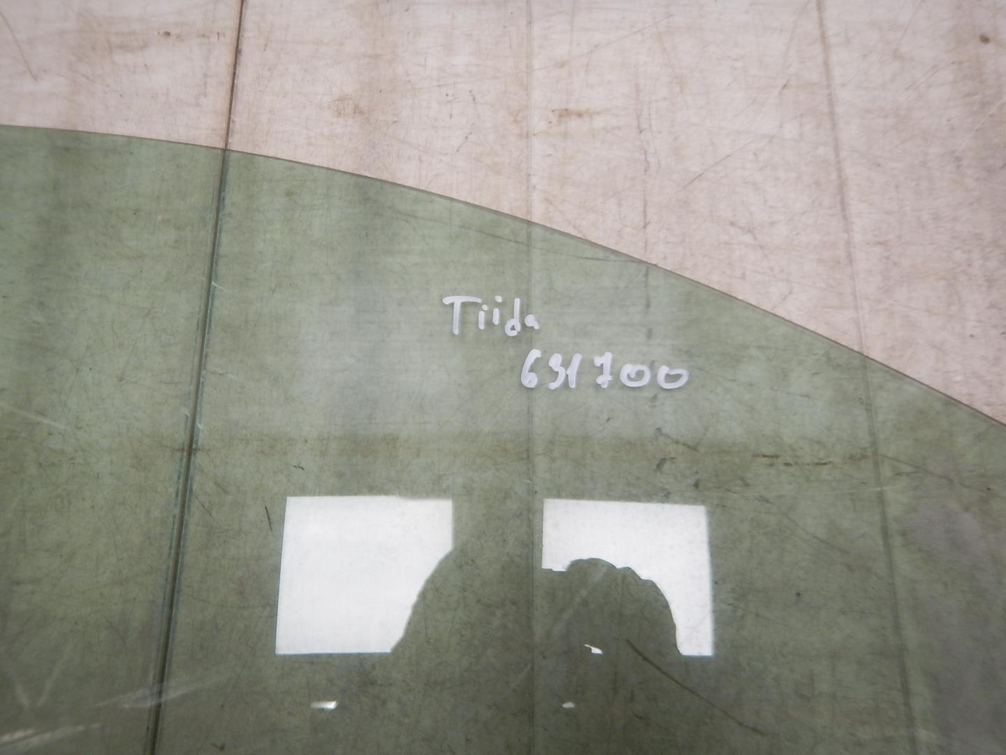 Стекло двери передней правой