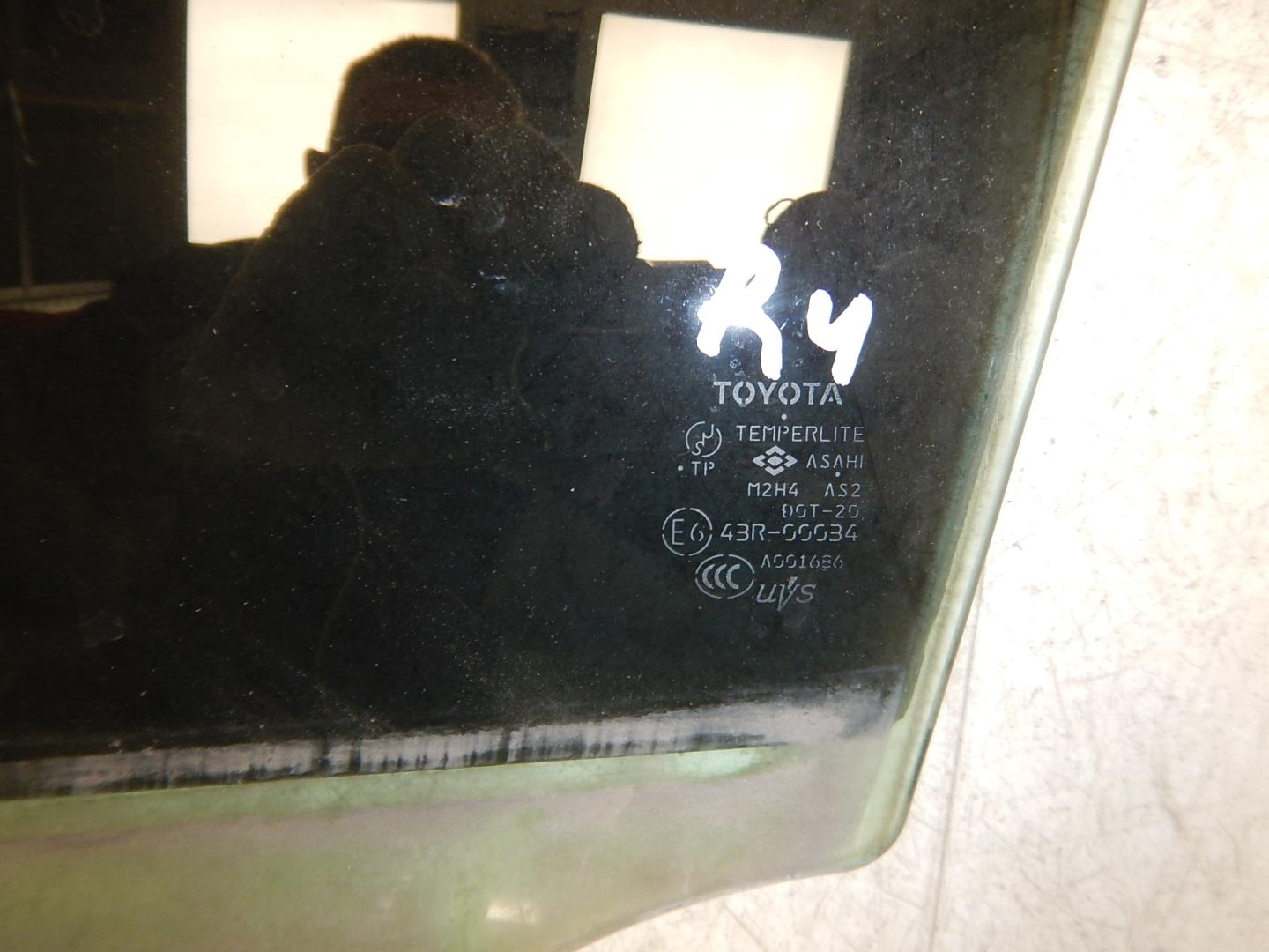 Стекло двери передней левой