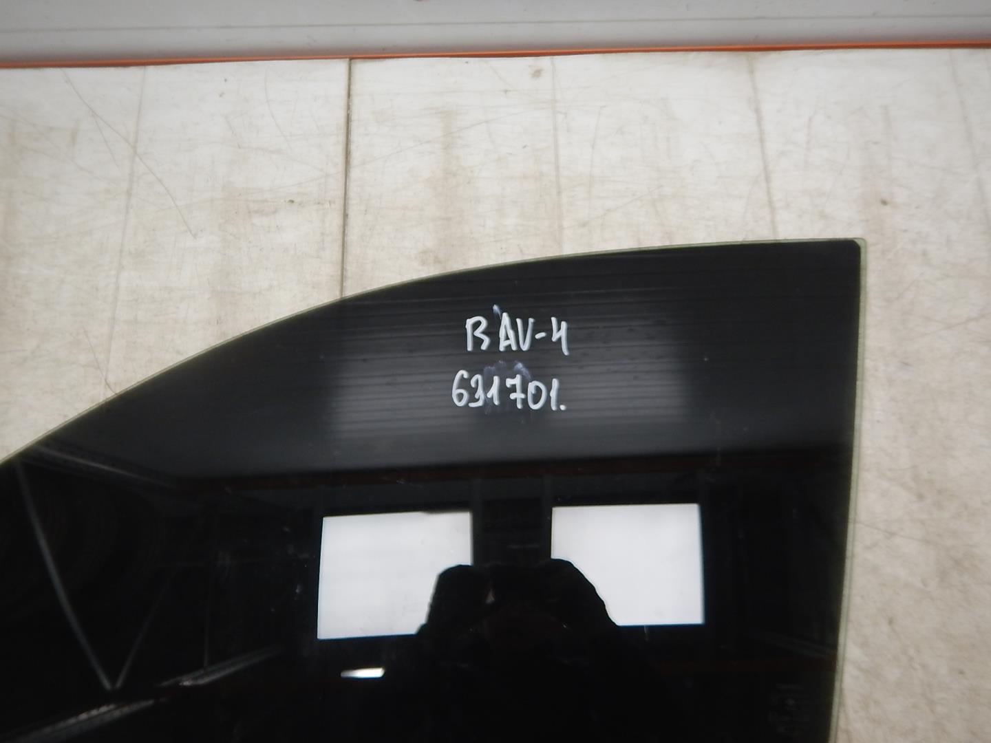 Стекло двери передней левой