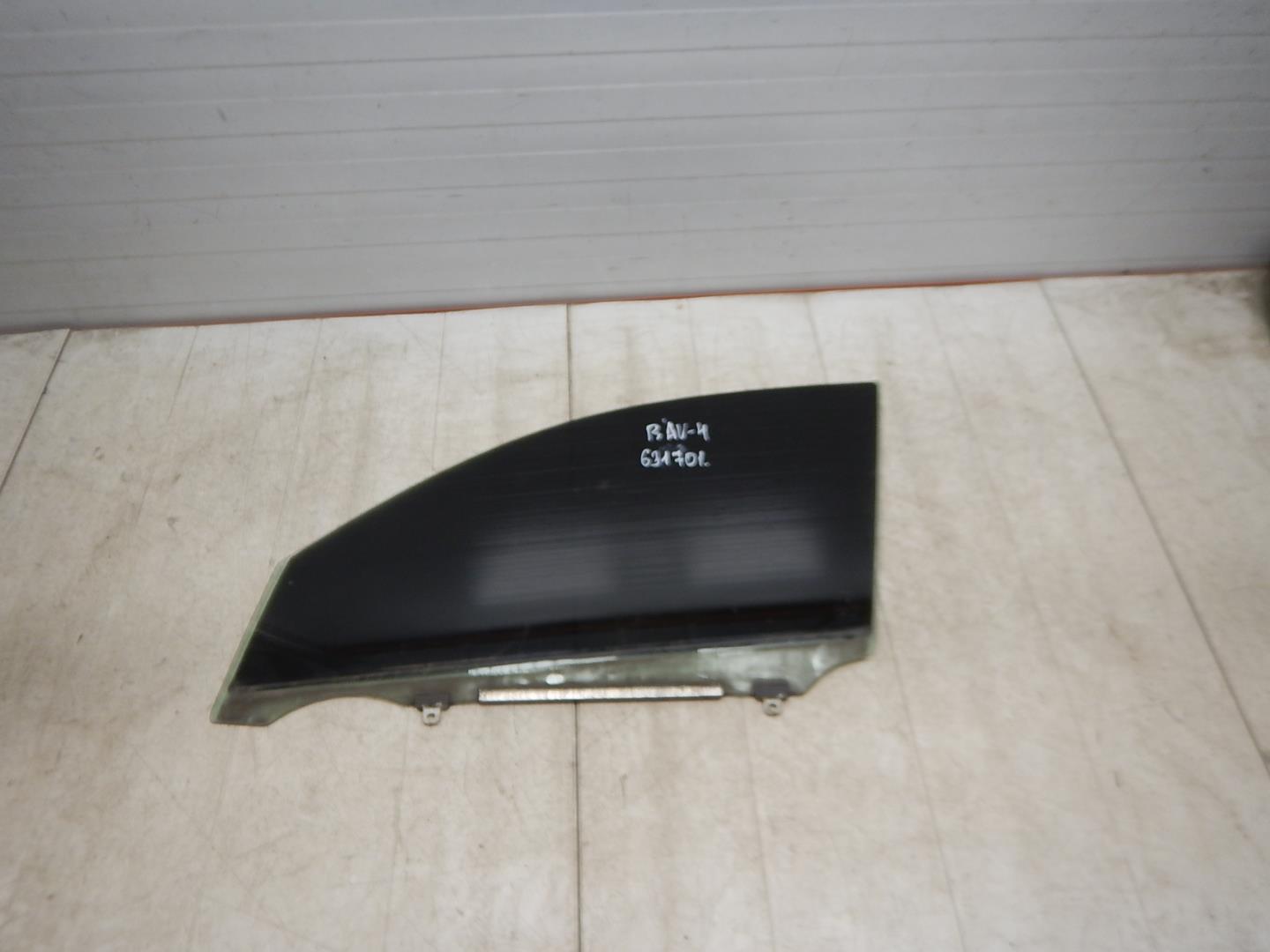 Стекло двери передней левой