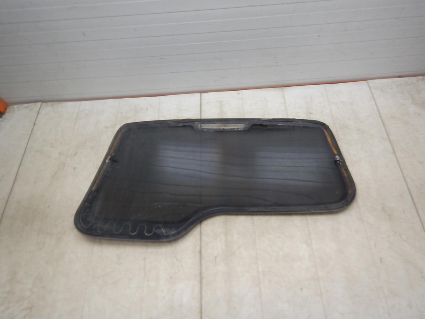 Стекло двери багажника