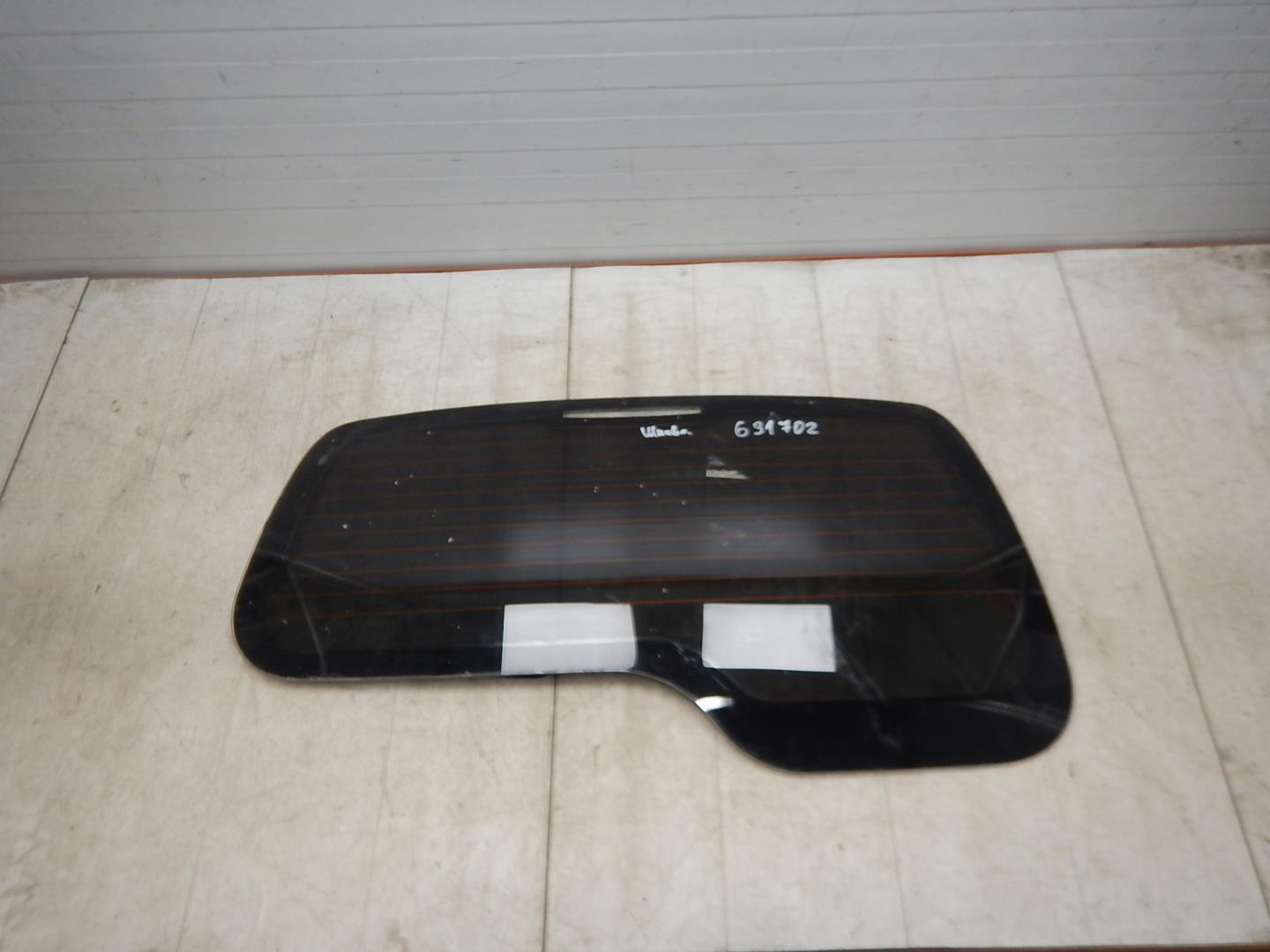 Стекло двери багажника