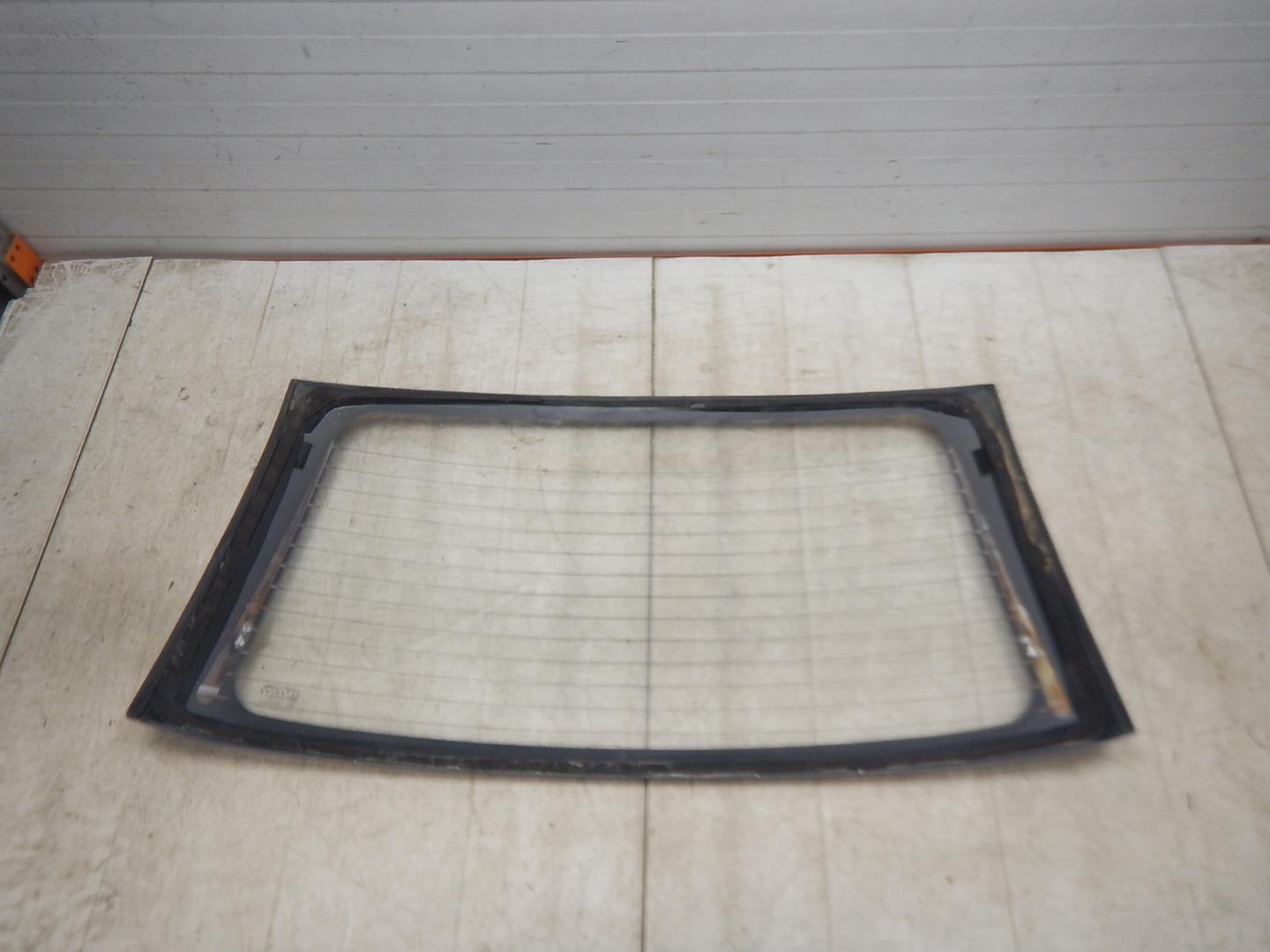 Стекло двери багажника