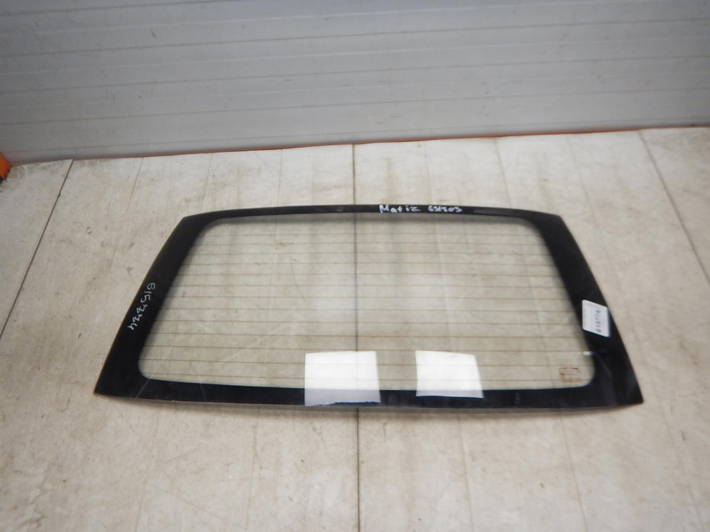 Стекло двери багажника