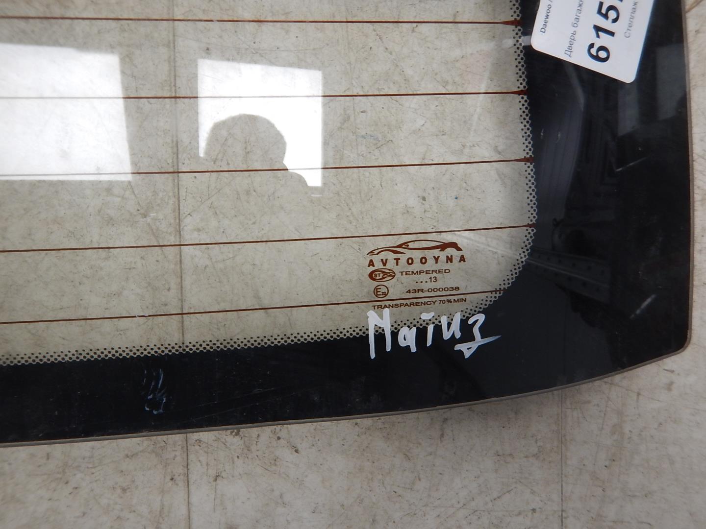 Стекло двери багажника