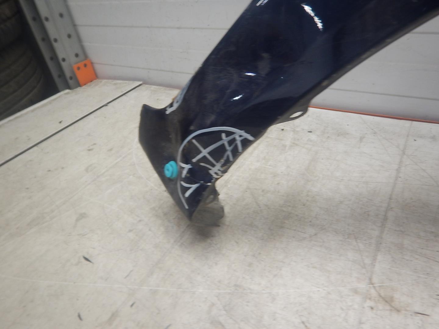 Крыло переднее правое