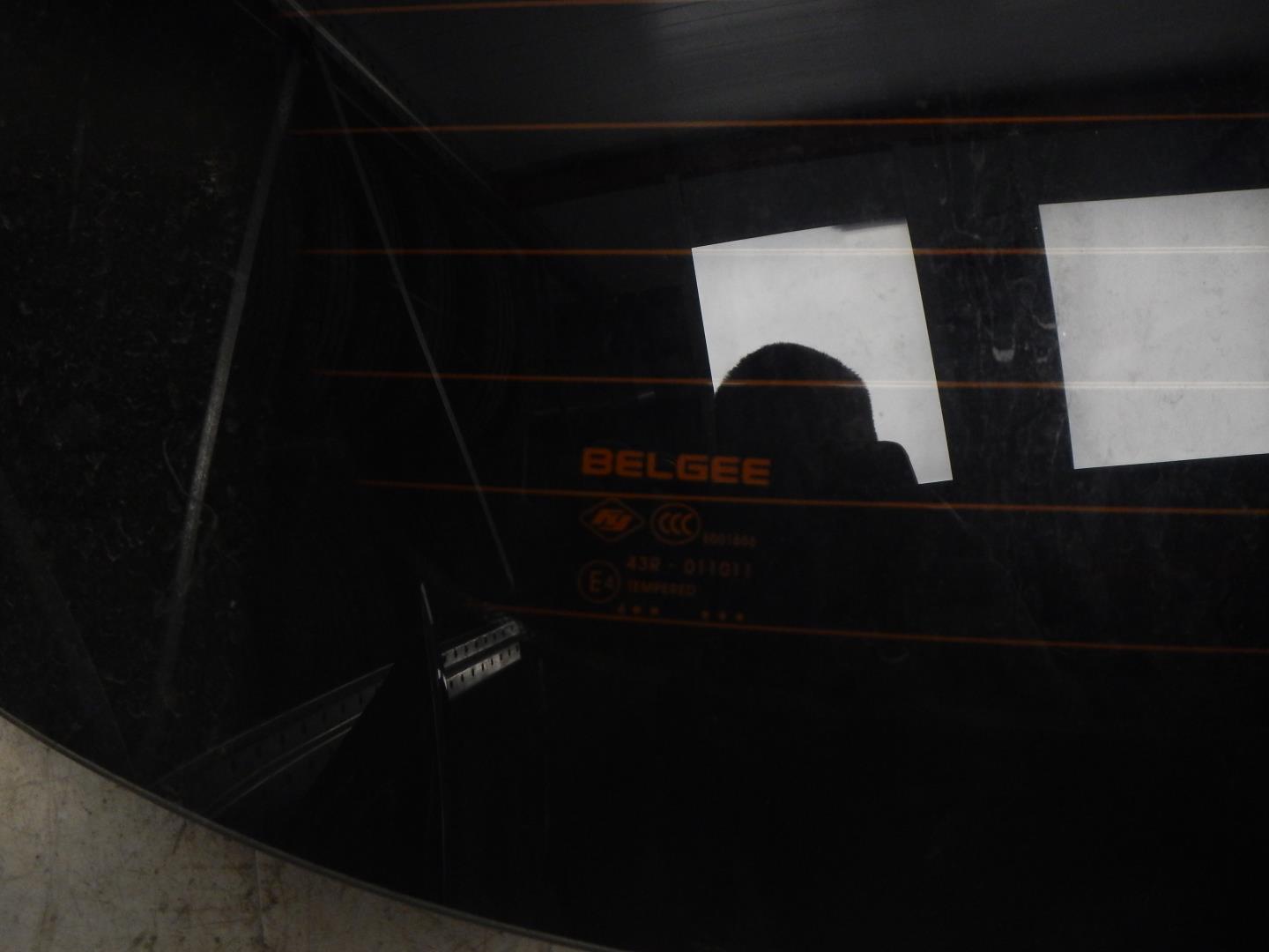 Стекло двери багажника