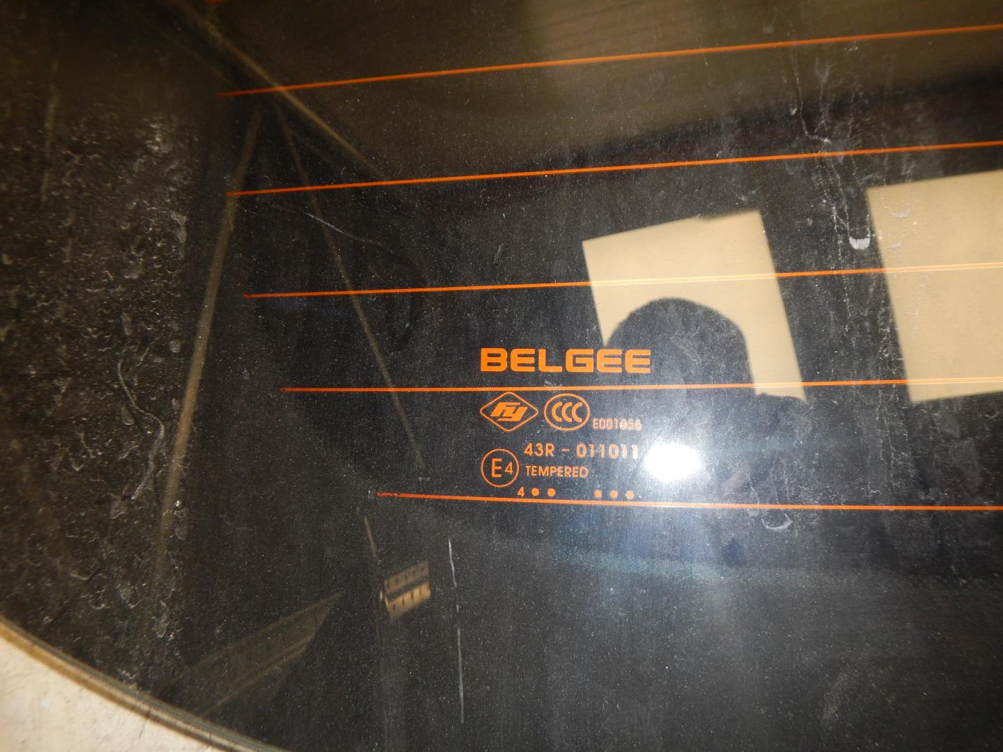 Стекло двери багажника