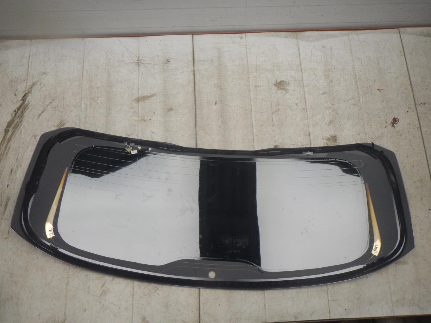 Стекло двери багажника