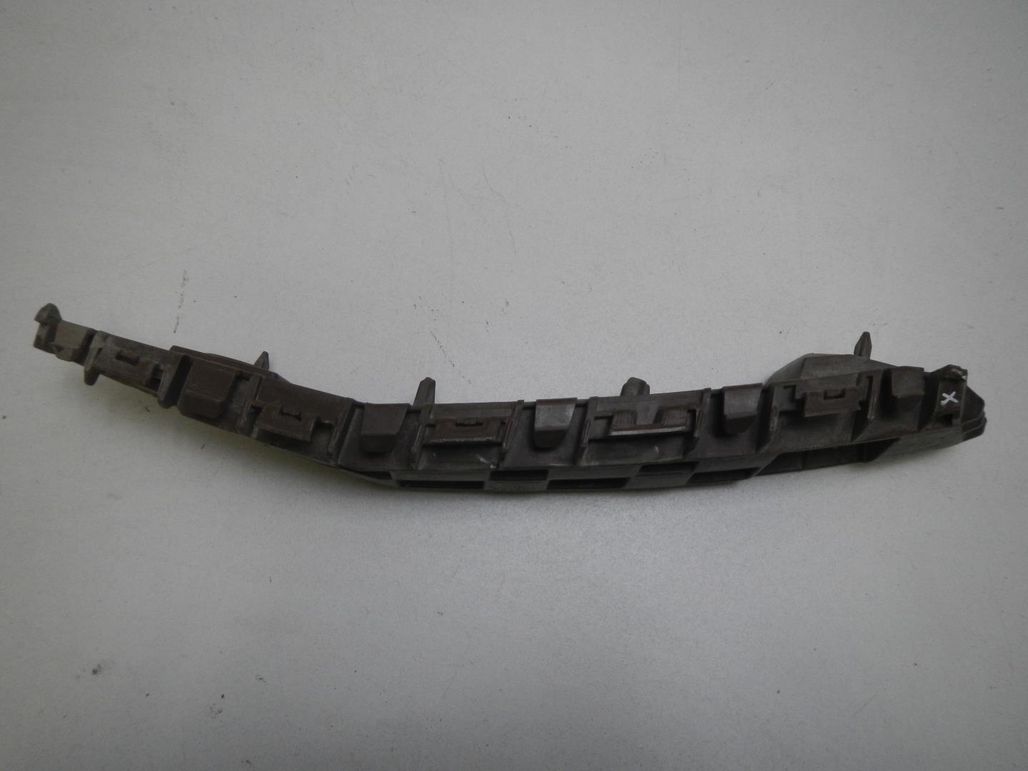 Кронштейн переднего бампера правый