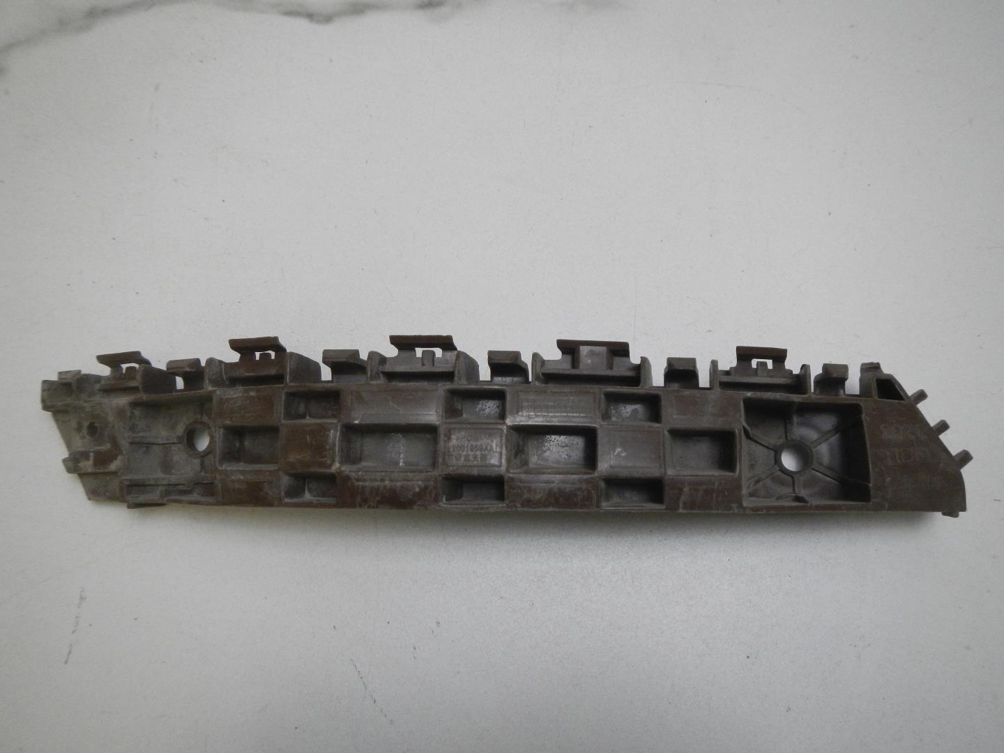 Кронштейн переднего бампера правый