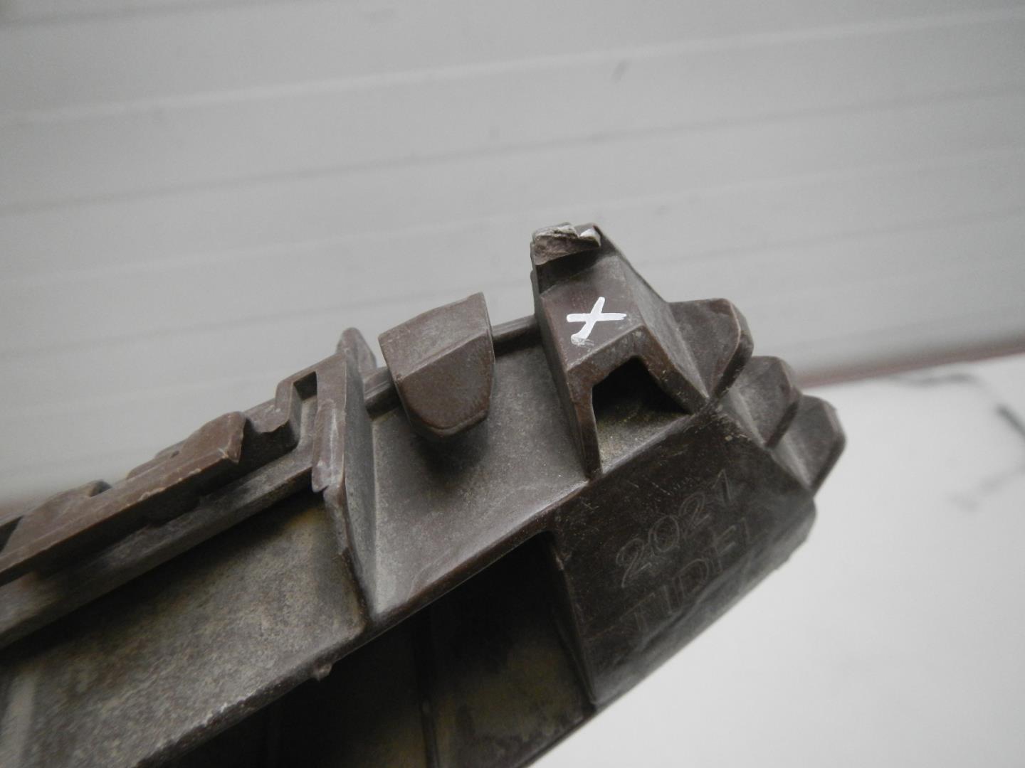 Кронштейн переднего бампера правый