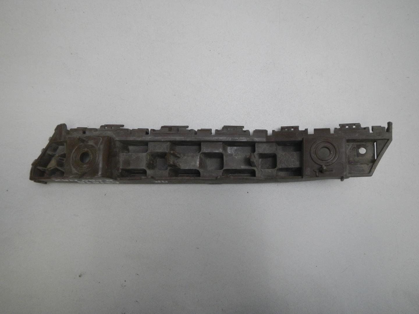 Кронштейн переднего бампера правый