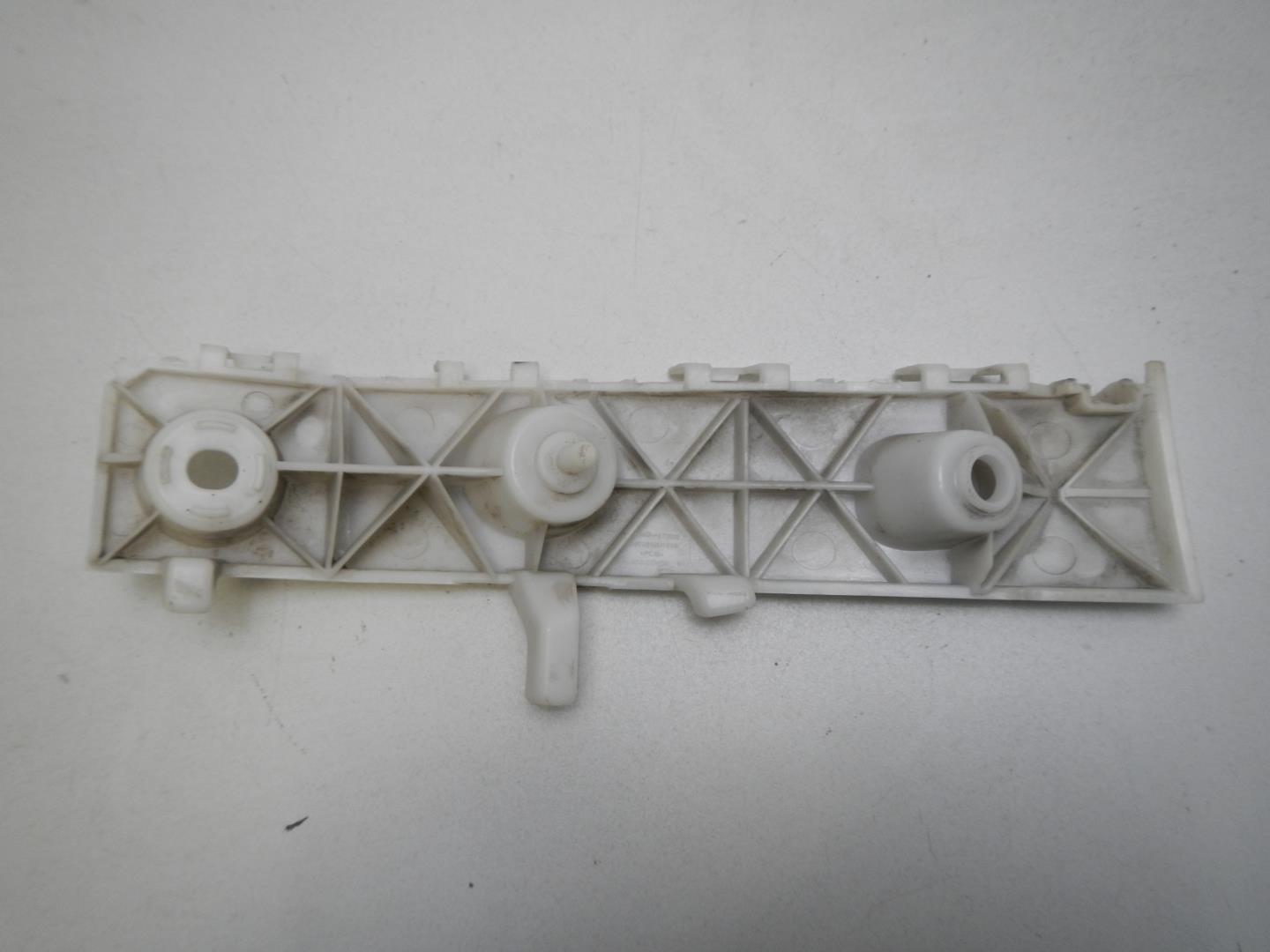 Кронштейн переднего бампера левый