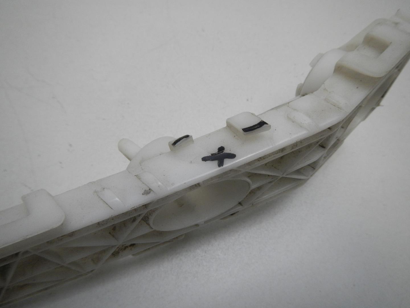 Кронштейн переднего бампера левый