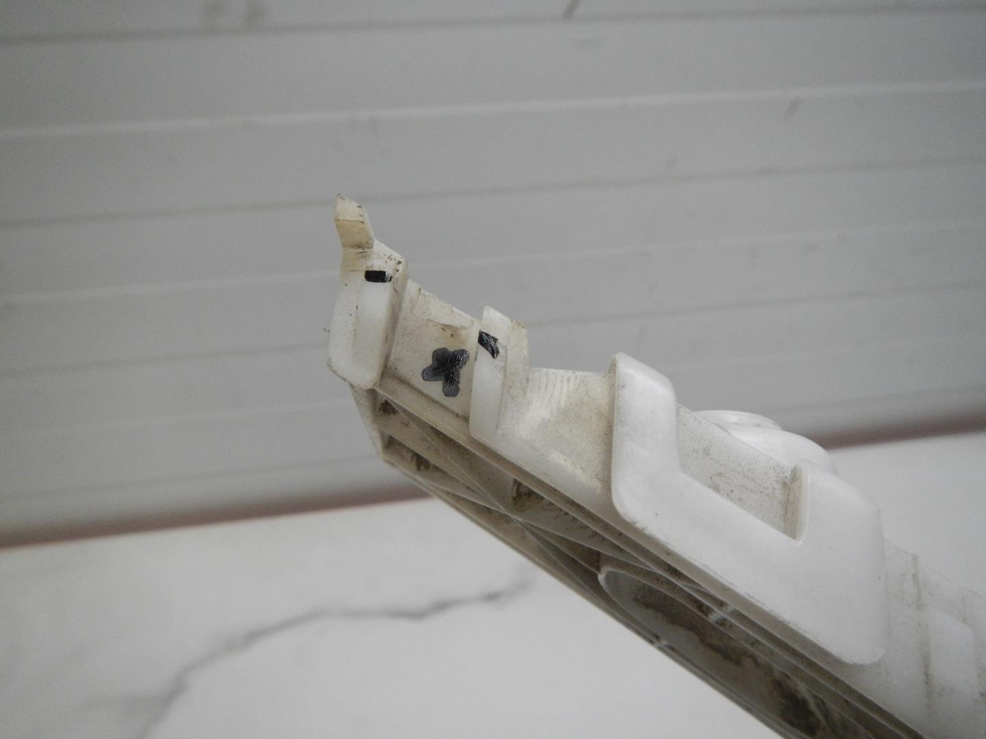 Кронштейн переднего бампера левый