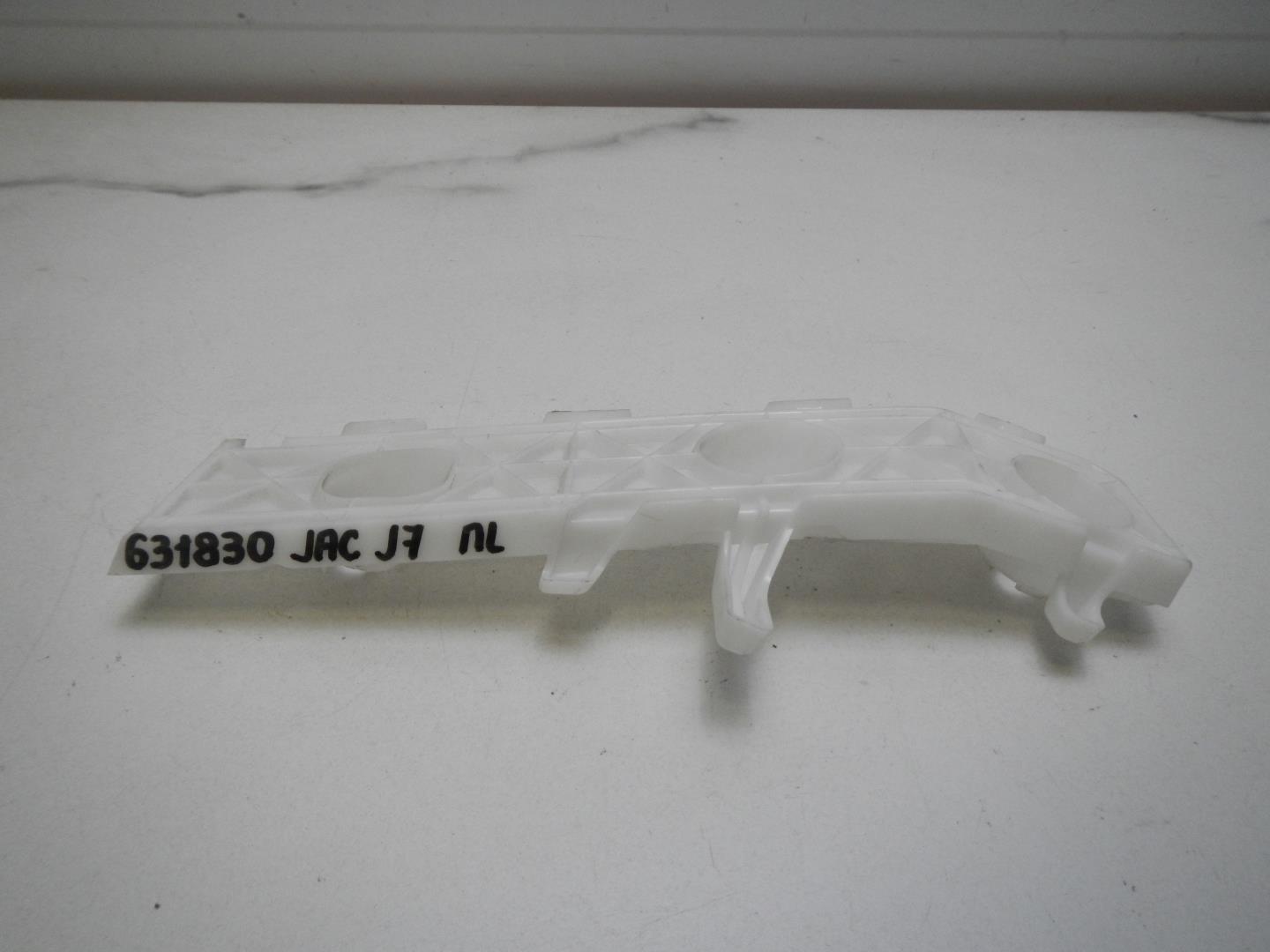 Кронштейн переднего бампера левый