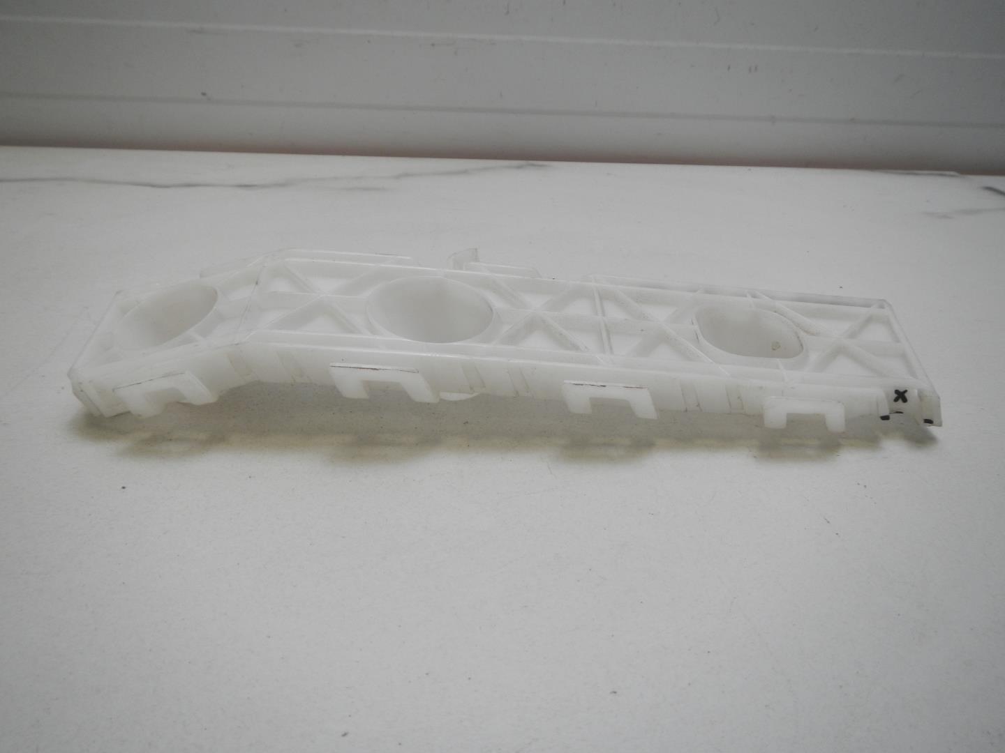 Кронштейн переднего бампера левый