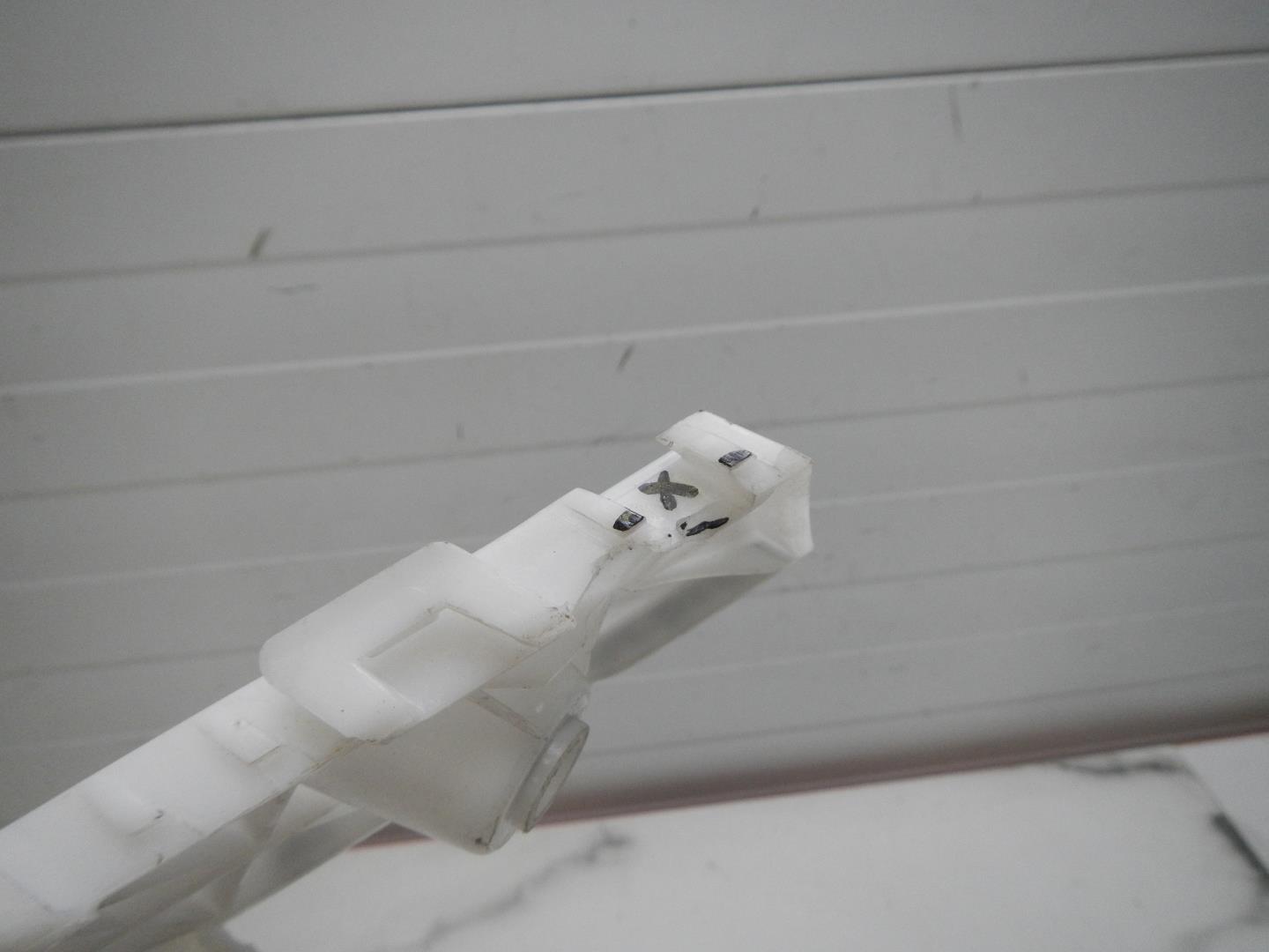 Кронштейн переднего бампера левый