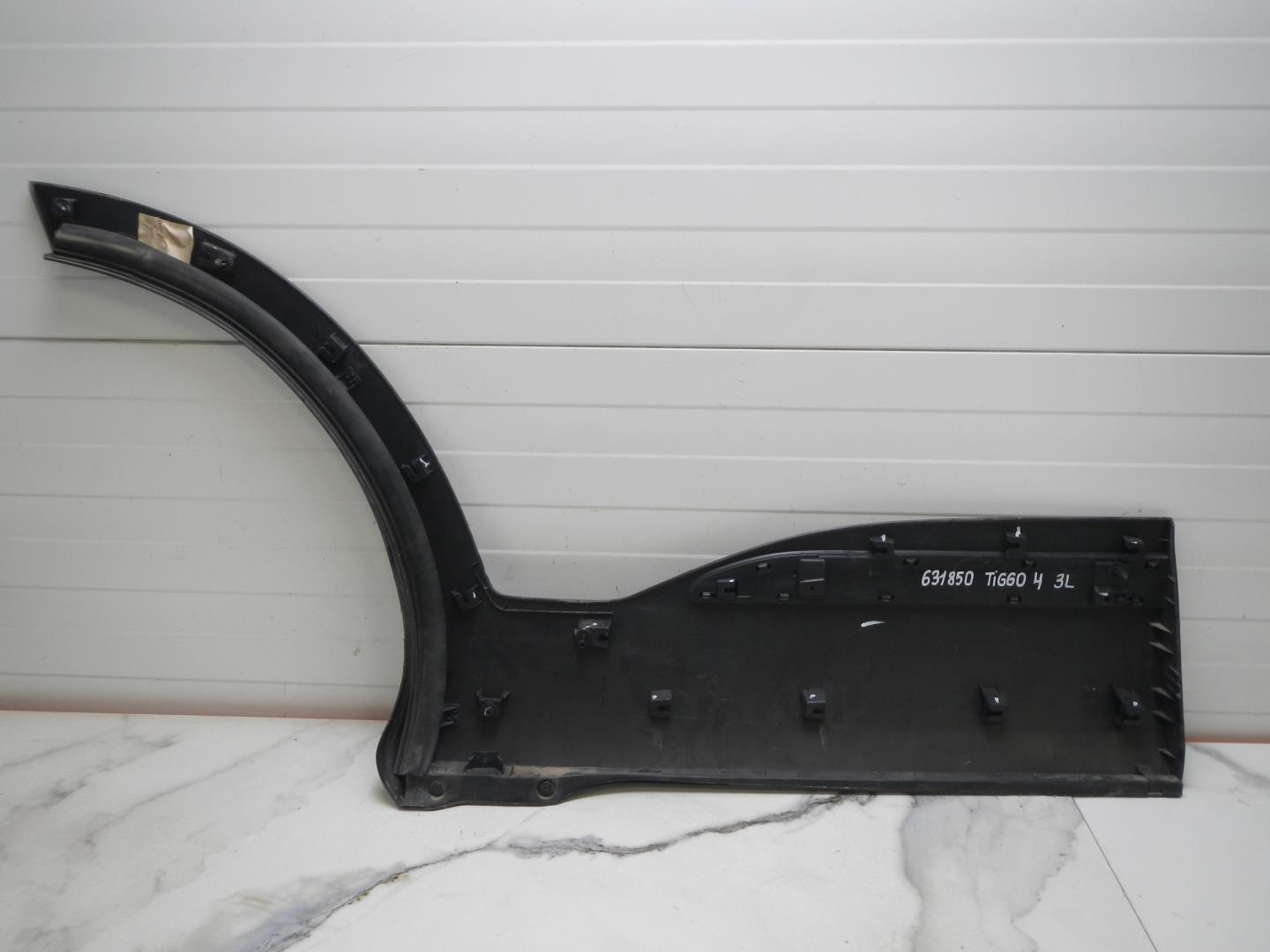 Молдинг задней левой двери