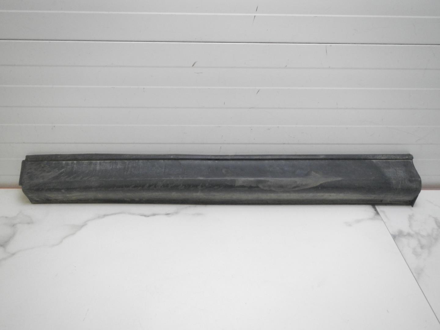 Молдинг передней левой двери