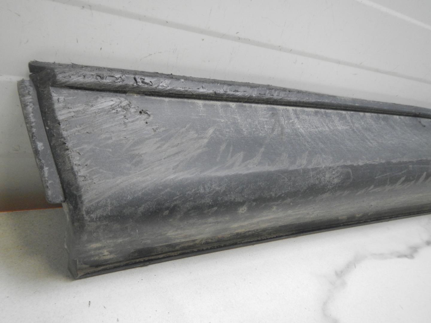 Молдинг передней левой двери