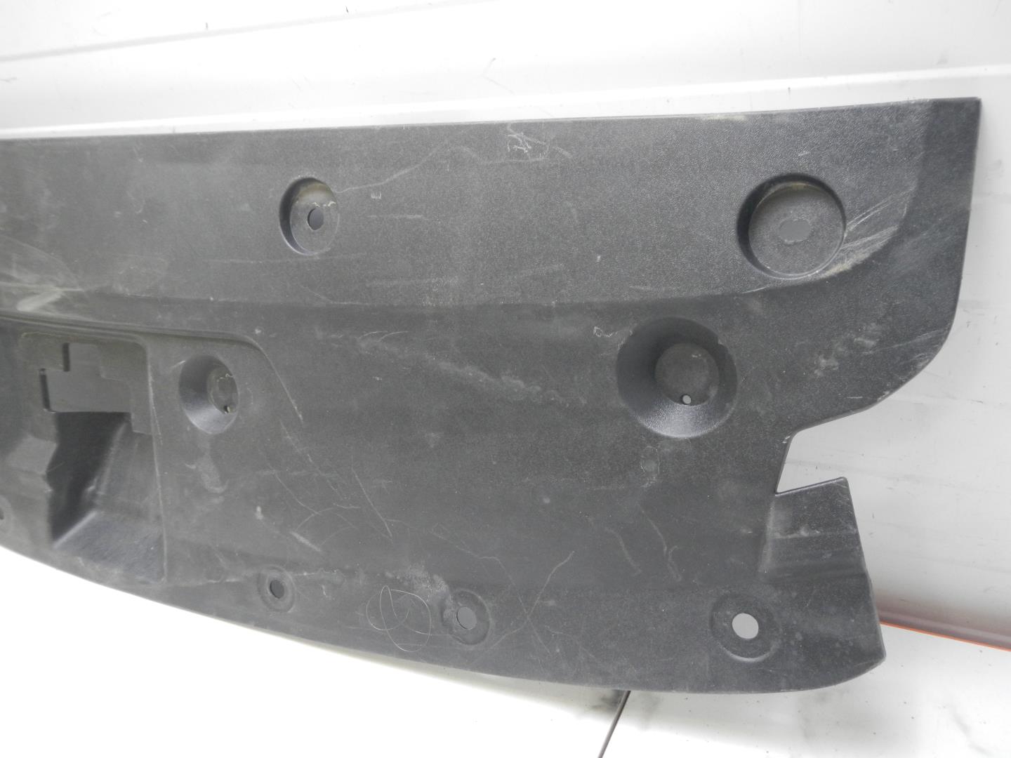 Кожух замка капота