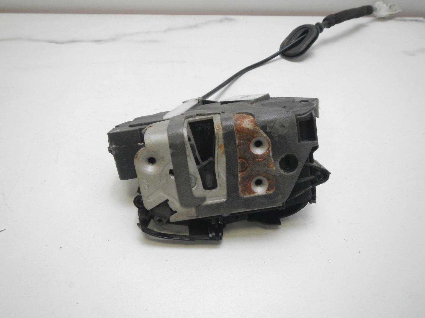 Замок двери передней правой