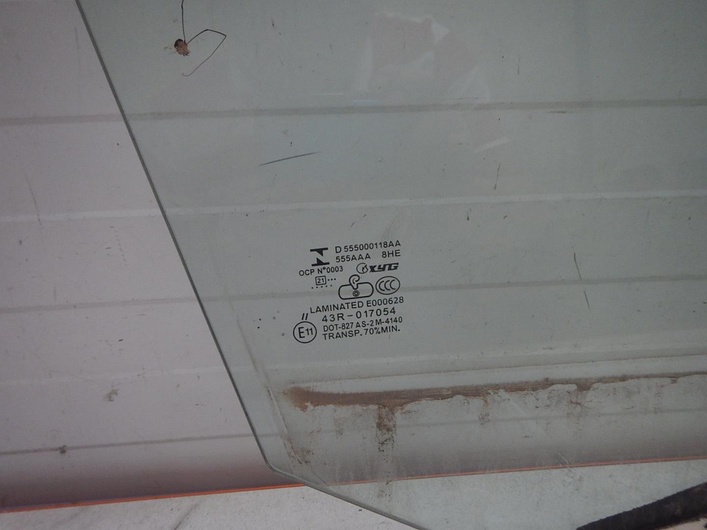 Стекло двери передней правой