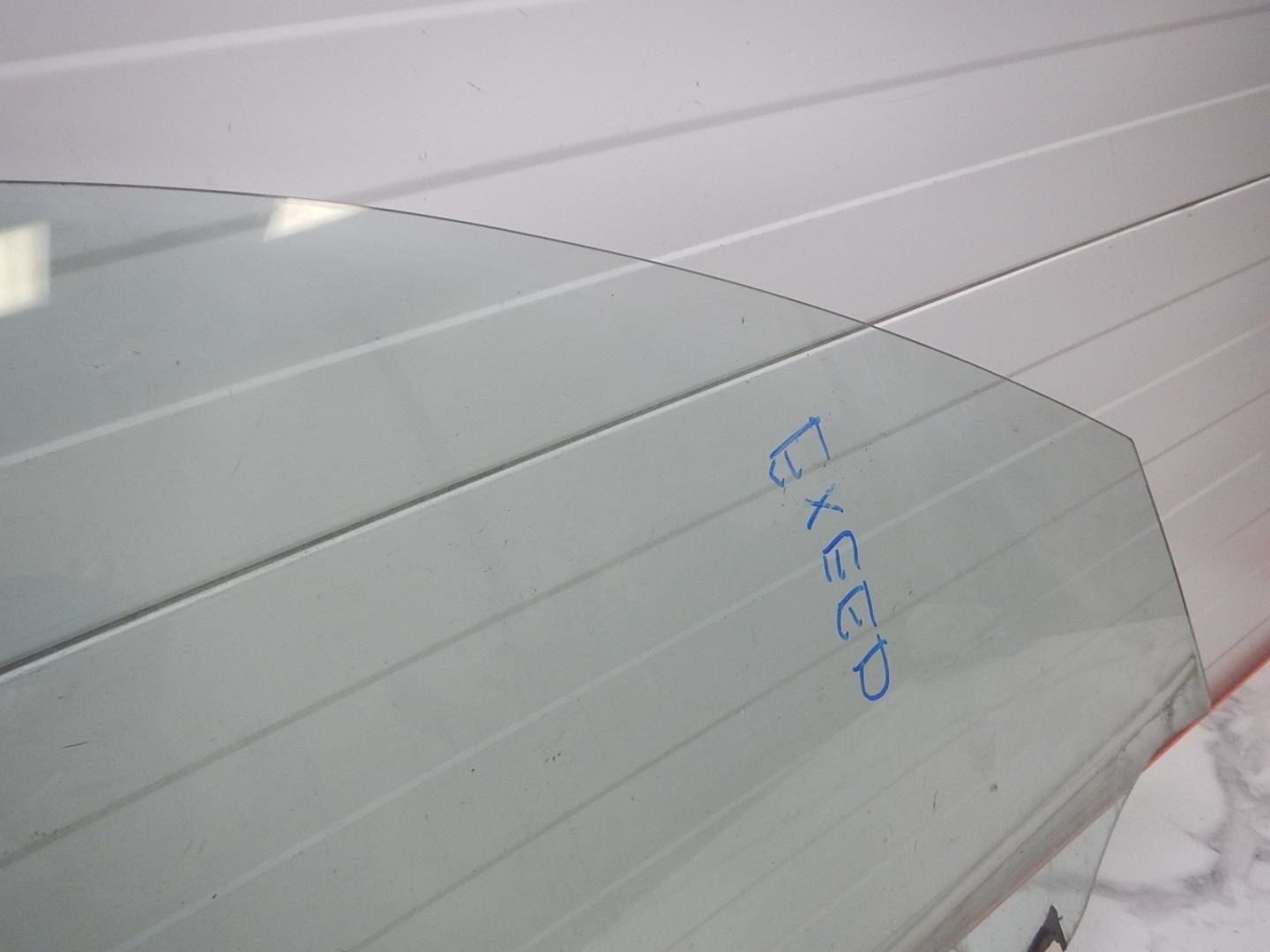 Стекло двери передней правой