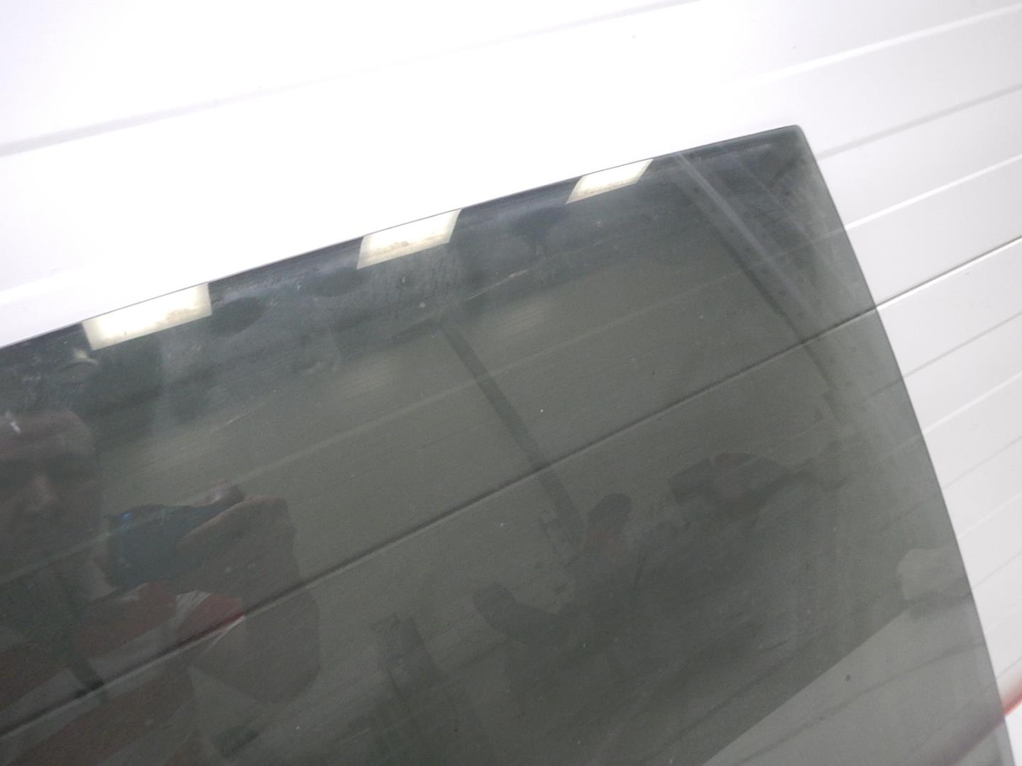 Стекло двери задней правой