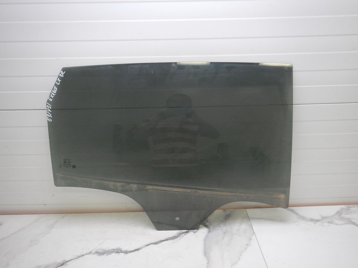 Стекло двери задней правой