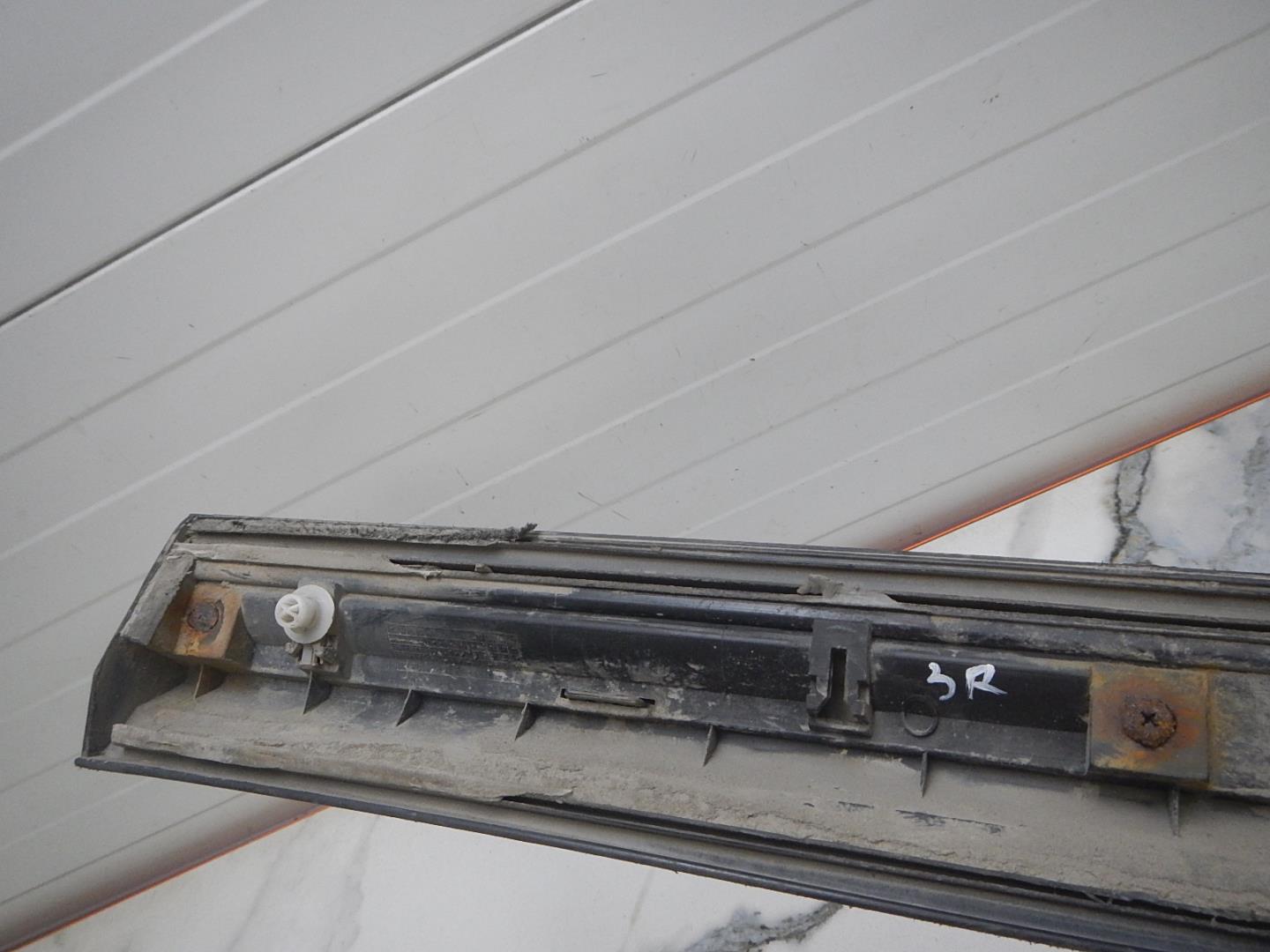 Молдинг задней правой двери