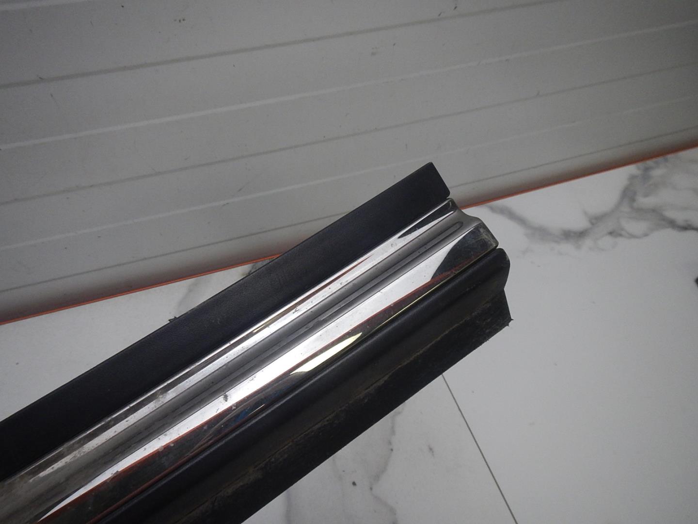 Молдинг задней правой двери