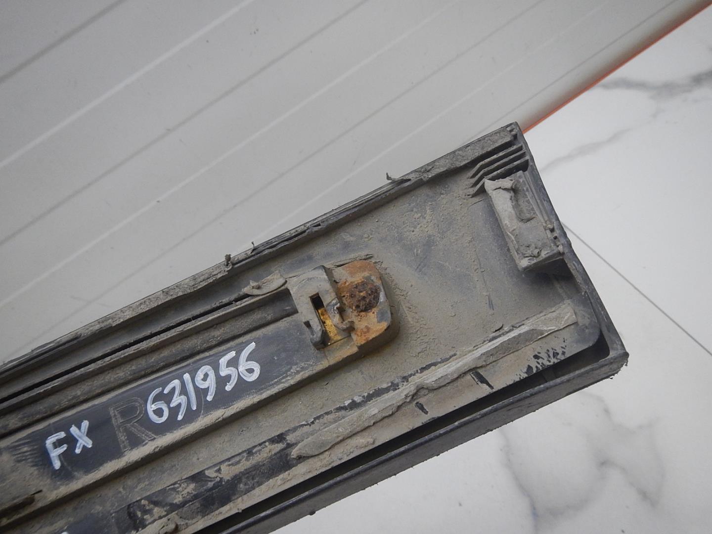 Молдинг задней правой двери