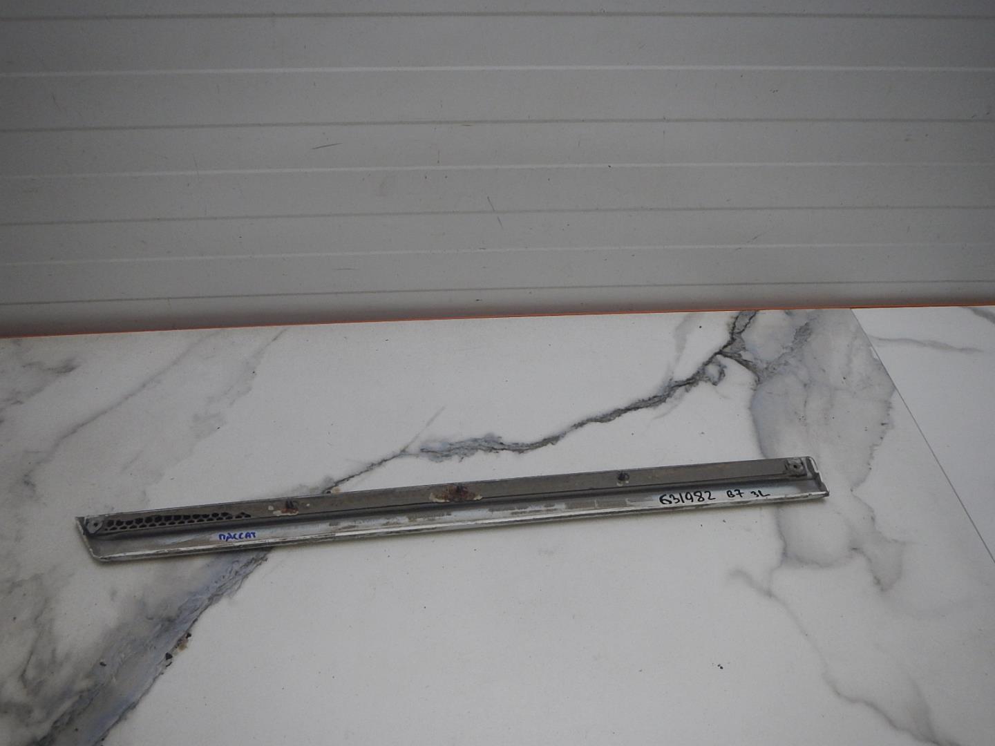 Молдинг задней левой двери