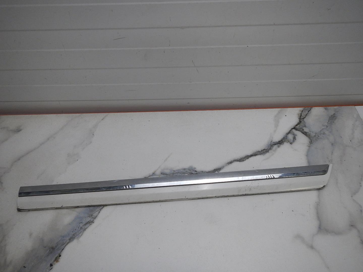 Молдинг задней левой двери