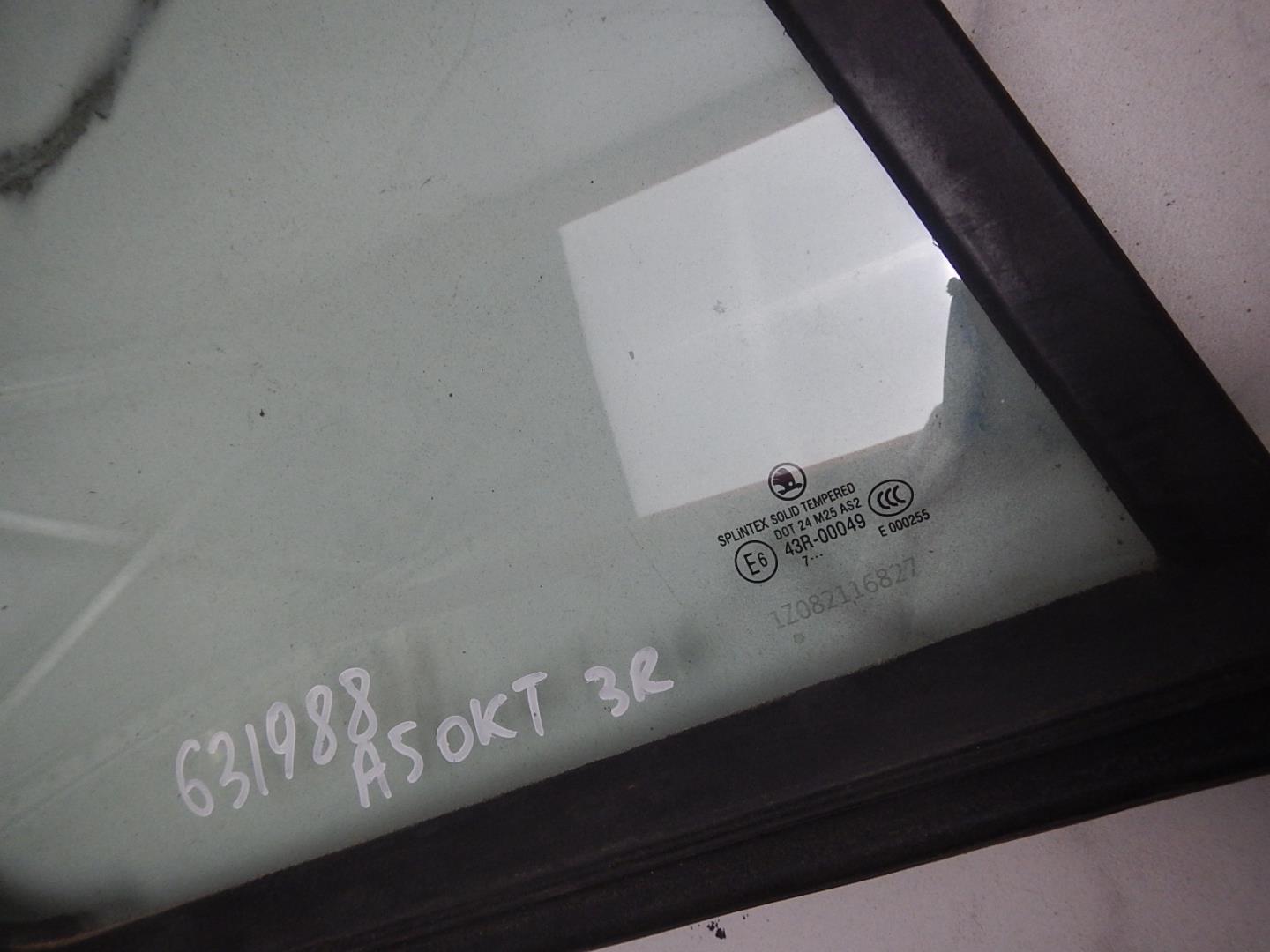 Стекло двери задней правой (форточка)