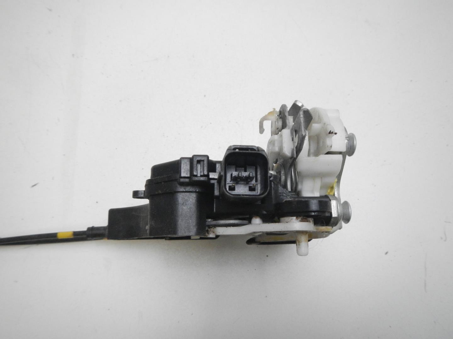 Замок двери задней левой