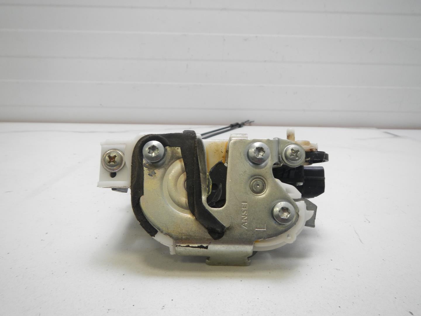 Замок двери задней левой