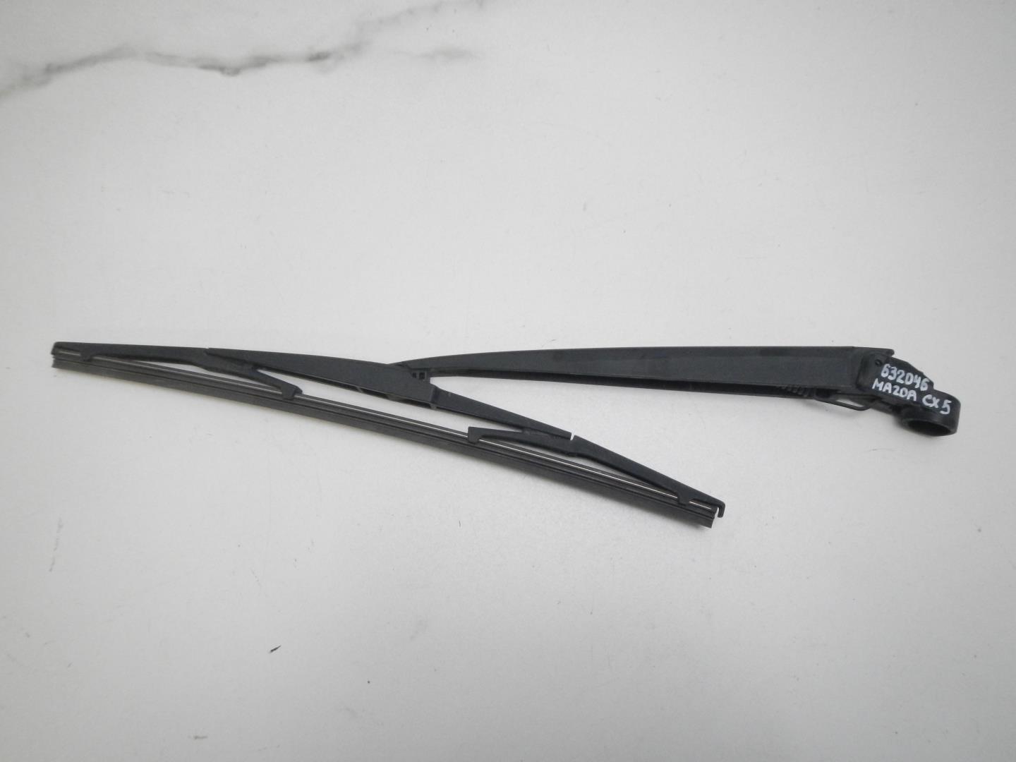 Поводок стеклоочистителя заднего