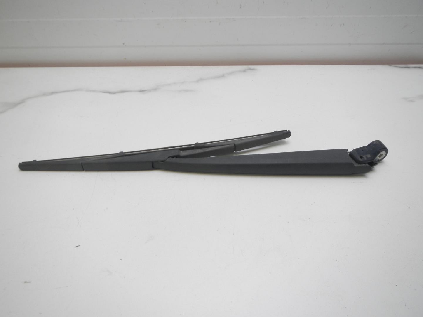 Поводок стеклоочистителя заднего