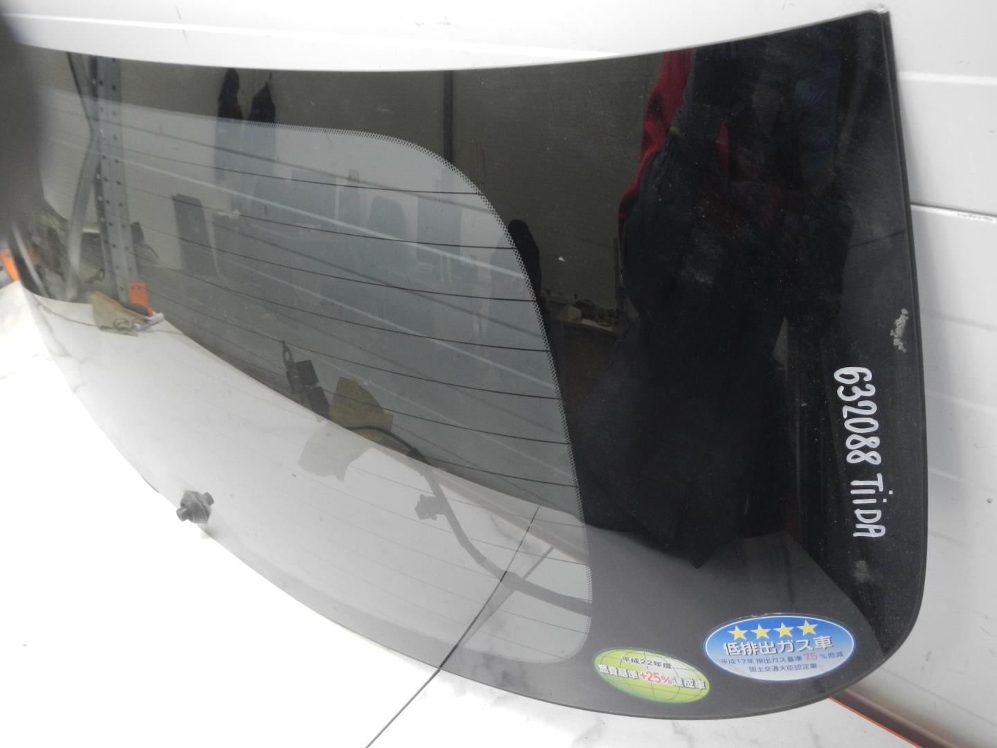 Стекло двери багажника