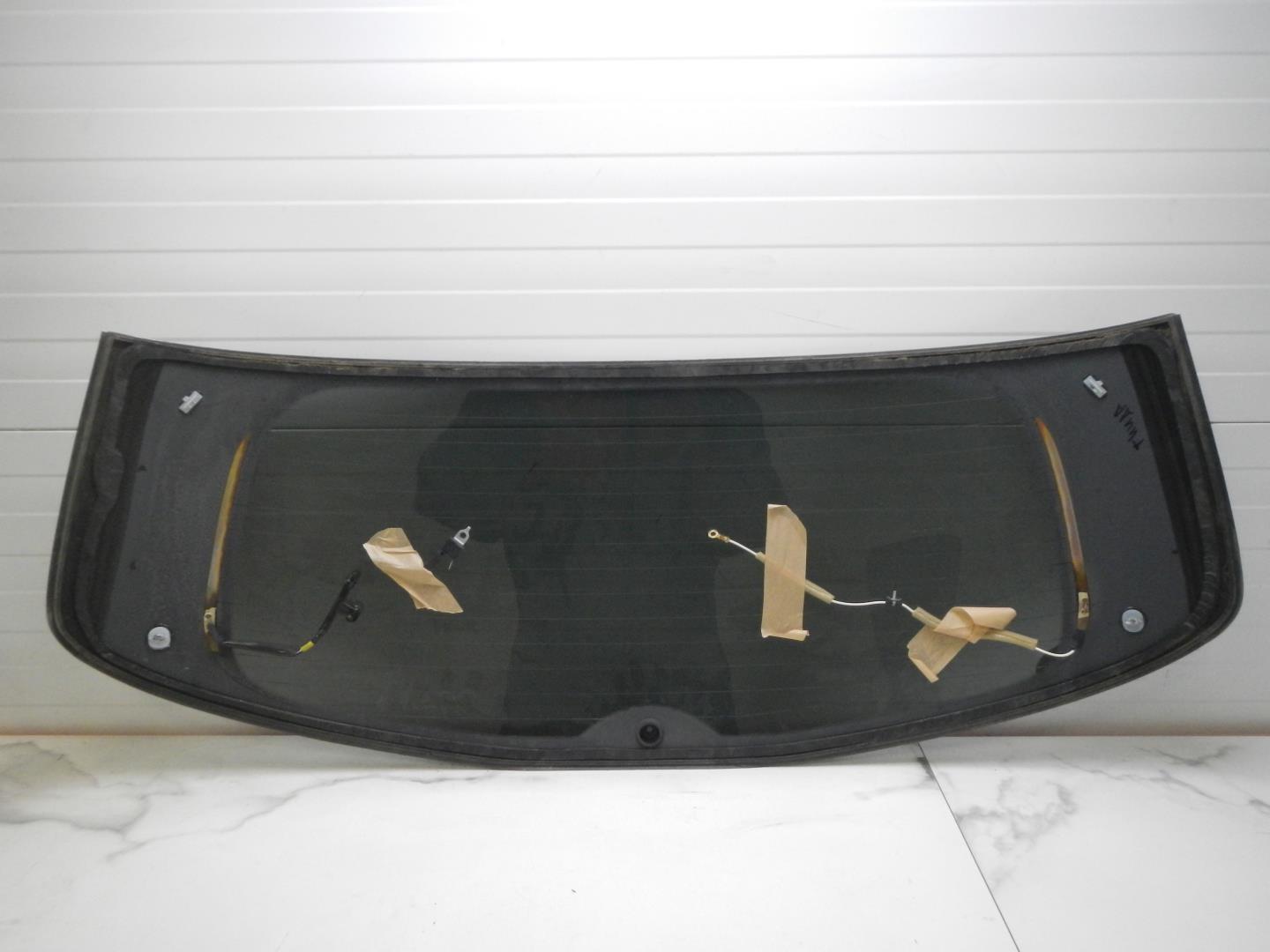 Стекло двери багажника