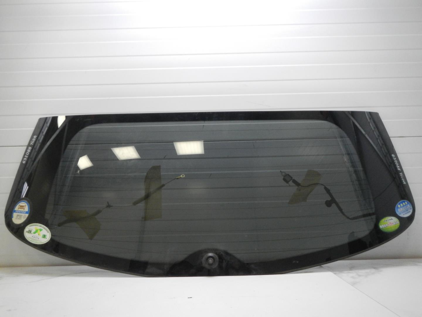 Стекло двери багажника