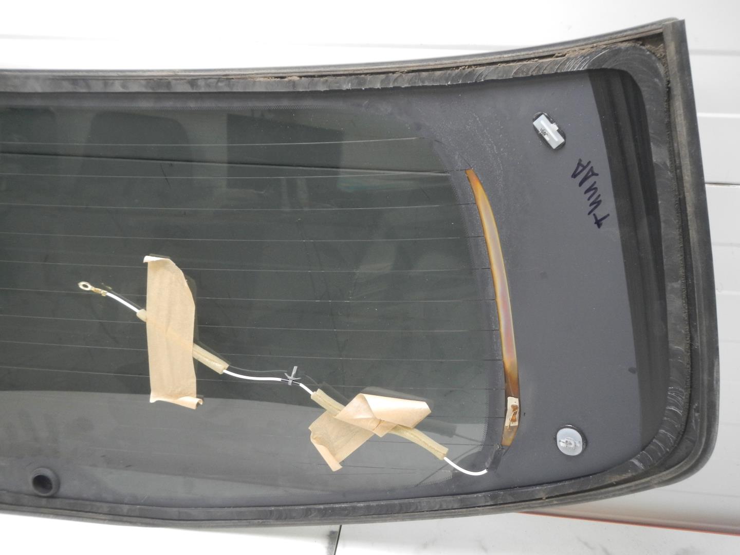 Стекло двери багажника